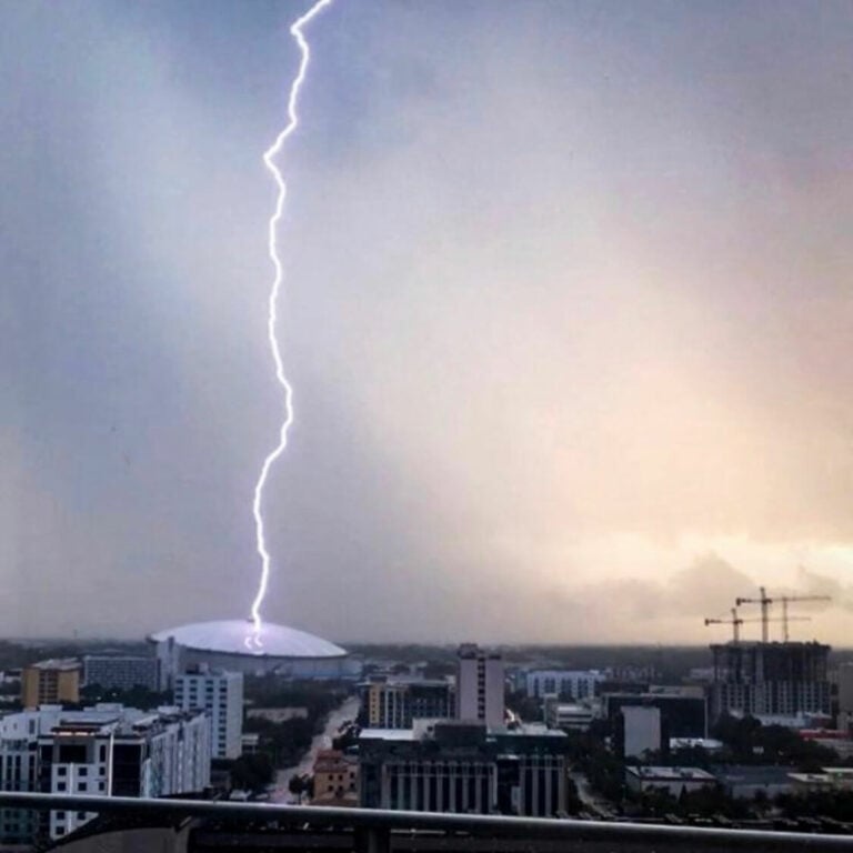 البرق يضرب ملعب تروبيكانا فيلد في سانت بطرسبرغ، فلوريدا في سبتمبر 2018.